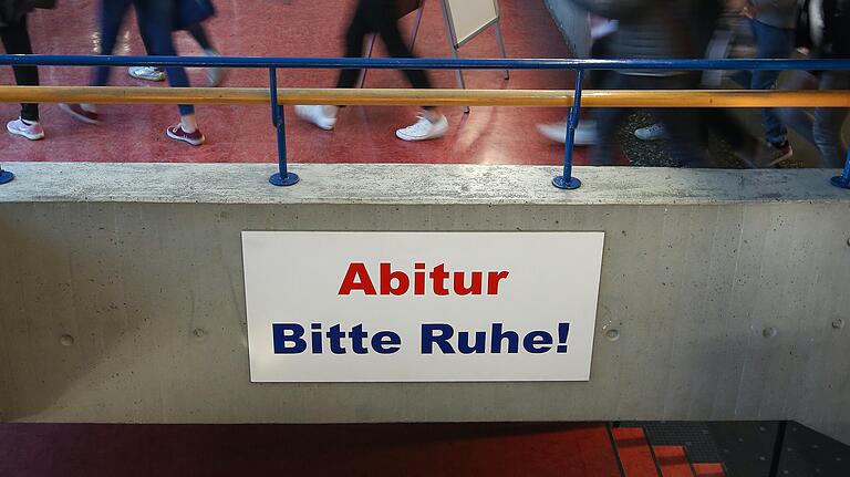 'Vergleichbarkeit ist in diesem Jahr einfach nicht gegeben', glaubt der unterfränkische Schülersprecher und Abiturient Jan Knes-Wiersma aus dem Kreis Main-Spessart 'Vergleichbarkeit ist in diesem Jahr einfach nicht gegeben', glaubt der unterfränkische Schülersprecher und Abiturient Jan Knes-Wiersma aus dem Kreis Main-Spessart