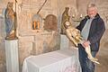Werner Wietschorke bringt den Corpus Jesu Christi in den ehemaligen Altarraum, wo das Heilige Grab ab Karfreitag aufgebaut ist.