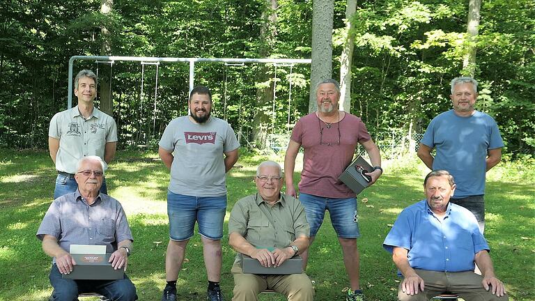 Das Vorstandsteam ist fast komplett ausgewechselt: (hinten von links) der neugewählte Kassier Michael Mertins, der neue Protokollführer Julian Wetzel, der ausgeschiedene zweite Vorsitzender Michael Jeßberger und der neue zweite Vorsitzende Viktor Müller sowie (vorne sitzend) der scheidende Kassier Ernst Rudolf, der Ex-Protokollführer Erich Müller sowie der alte und neue Vorsitzende Bernhard Braun. - Das Vorstandsteam ist fast komplett ausgewechselt: (hinten von links) der neugewählte Kassier Michael Mertins, der neue Protokollführer Julian Wetzel, der ausgeschiedene zweite Vorsitzender Michael Jeßberger und der neue zweite Vorsitzende Viktor Müller sowie (vorne sitzend) der scheidende Kassier Ernst Rudolf, der Ex-Protokollführer Erich Müller sowie der alte und neue Vorsitzende Bernhard Braun. Das Vorstandsteam ist fast komplett ausgewechselt: (hinten von links) der neugewählte Kassier Michael Mertins, der neue Protokollführer Julian Wetzel, der ausgeschiedene zweite Vorsitzender Michael Jeßberger und der neue zweite Vorsitzende Viktor Müller sowie (vorne sitzend) der scheidende Kassier Ernst Rudolf, der Ex-Protokollführer Erich Müller sowie der alte und neue Vorsitzende Bernhard Braun. - Das Vorstandsteam ist fast komplett ausgewechselt: (hinten von links) der neugewählte Kassier Michael Mertins, der neue Protokollführer Julian Wetzel, der ausgeschiedene zweite Vorsitzender Michael Jeßberger und der neue zweite Vorsitzende Viktor Müller sowie (vorne sitzend) der scheidende Kassier Ernst Rudolf, der Ex-Protokollführer Erich Müller sowie der alte und neue Vorsitzende Bernhard Braun.