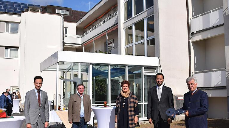 Übergabefeier des sanierten Marktkrankenhauses Werneck: Über den Abschluss der Sanierungsmaßnahmen freuen sich (von links) Landrat Florian Töpper, Bayerns Innenstaatssekretär Gerhard Eck, Altbürgermeisterin Edeltraud Baumgartl, Bürgermeister Sebastian Hauck und Wolfhard Walde, Vorstand des Kommunalunternehmens Krankenhaus Markt Werneck. Übergabefeier des sanierten Marktkrankenhauses Werneck: Über den Abschluss der Sanierungsmaßnahmen freuen sich (von links) Landrat Florian Töpper, Bayerns Innenstaatssekretär Gerhard Eck, Altbürgermeisterin Edeltraud Baumgartl, Bürgermeister Sebastian Hauck und Wolfhard Walde, Vorstand des Kommunalunternehmens Krankenhaus Markt Werneck.