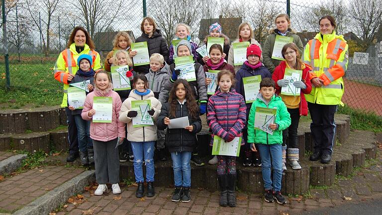 Stolz präsentieren die Kinder ihre Urkunden nach der bestandenen Radfahrausbildung. Stolz präsentieren die Kinder ihre Urkunden nach der bestandenen Radfahrausbildung.