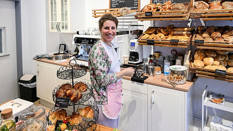 Nach der Schließung von 'Unser Café' der Bäckerei Gehrold in der Münzstraße gibt es seit dem 13.01. ein neues Café in der Sanderstraße mit dem Namen 'Fräulein Gehrold'. Chefin ist Tanja Fehrer. Nach der Schließung von 'Unser Café' der Bäckerei Gehrold in der Münzstraße gibt es seit dem 13.01. ein neues Café in der Sanderstraße mit dem Namen 'Fräulein Gehrold'. Chefin ist Tanja Fehrer.