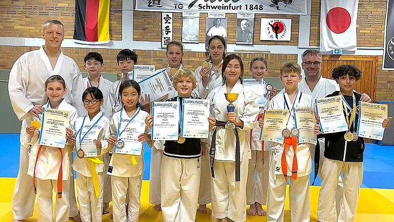 Die erfolgreichen Karate-Kämpferinnen und -Kämpfer der TG Schweinfurt bei den Unterfränkischen Meisterschaften in Grafenrheinfeld mit ihren Trainern und Betreuern Thomas Zatloukal (links), Ting Streit (Mitte) und Christian Landgraf (rechts). Es fehlen: Anastasia Just, Daniel Eckerdt.