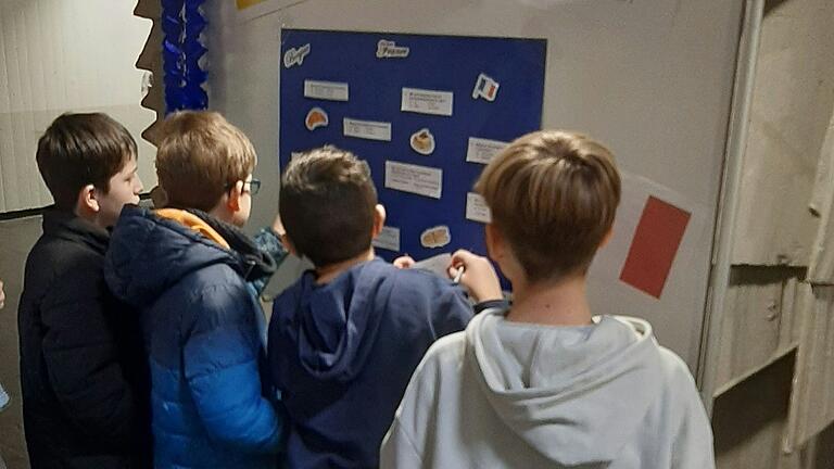 Schülerinnen und Schüler nehmen am deutsch-französischen Quiz teil. Schülerinnen und Schüler nehmen am deutsch-französischen Quiz teil.