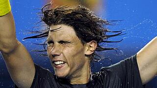 Fakten über den Schweiß       -  4.) Literweise
Schwitzen ist eine sportliche Herausforderung für den Körper. Denn ein Spitzensportler (Bild: Tennisstar Rafael Nadal) kann bis zu 2 Liter Schweiß pro Stunde abgeben - wovon ein Teil verdunstet (siehe voriges Bild), der Rest bleibt in den Kleidern oder tropft ab.