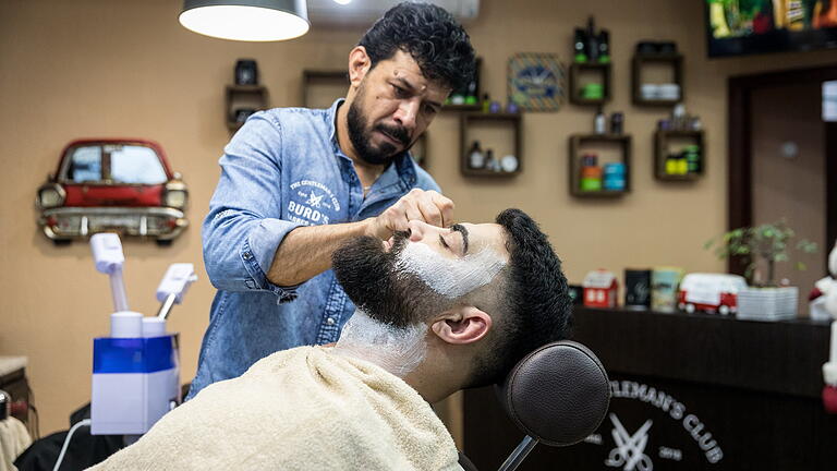 Akkurate Haarschnitte, ausgiebige Bartpflege: Barbershops werden immer beliebter. So auch in Würzburg.