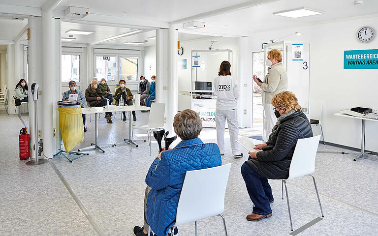 Blick in das Impfzentrum Schweinfurt am Volksfestplatz, das nun im Vollbetrieb ist.