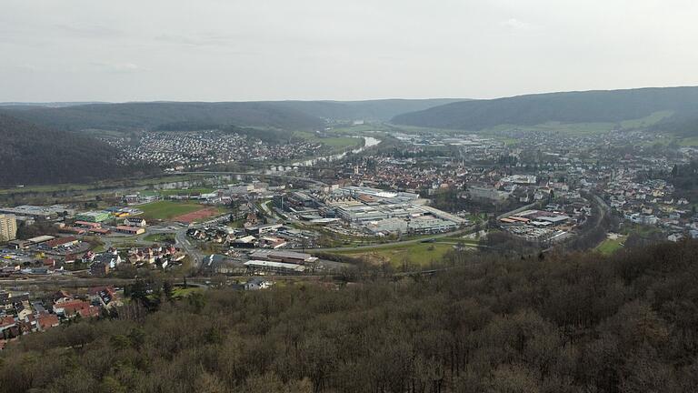 Nicht zu verkennen: Das Lohrer Werk 1 von Bosch Rexroth ist fast so groß wie die Altstadt.&nbsp;