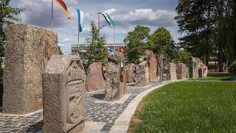 16 Gedenksteine wurden zusammengetragen und sind nun im Garten der Steine vereint. Sie haben nun einen würdevollen Platz auf dem Lagerberg bekommen.       -  16 Gedenksteine wurden zusammengetragen und sind nun im Garten der Steine vereint. Sie haben nun einen würdevollen Platz auf dem Lagerberg bekommen.