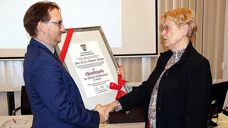 Susanne Kastner (SPD), ehemalige Bundestagsvizepräsidentin, wurde in ihrem Heimatort Maroldsweisach zur Ehrenbürgerin ernannt. Das Bild zeigt sie zusammen mit Bürgermeister Wolfram Thein (SPD).