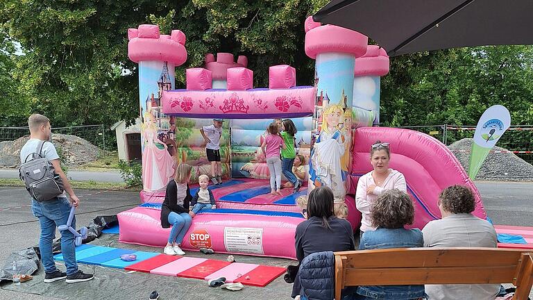 Auf der Hüpfburg konnten sich die 'Grünspechte' und andere Kinder richtig austoben.