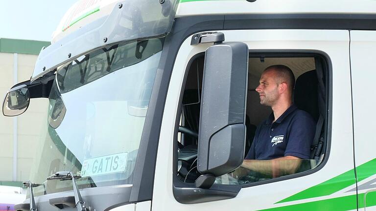 Gatis Upitis macht gerade eine Ausbildung zum Berufskraftfahrer. Foto: Alex Sanderkoch       -  Gatis Upitis macht gerade eine Ausbildung zum Berufskraftfahrer. Foto: Alex Sanderkoch