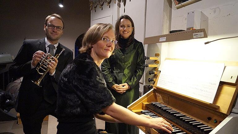 Johannes Mauer (links) mit Trompete bei einem Konzert mit Sopranistin Maria Bernius und Organistin Ariane Metz-Kraus in der Iphöfer Stadtpfarrkirche St. Veit.