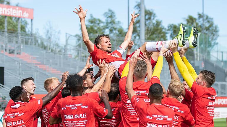 Er hat's gemacht! Die Kickers feiern ihren Kapitän und Torschützen zum 2:2: Sebastian Schuppan hat die Rothosen mit seinem verwandelten Elfmeter in der Nachspielzeit in die Zweite Bundesliga katapultiert.