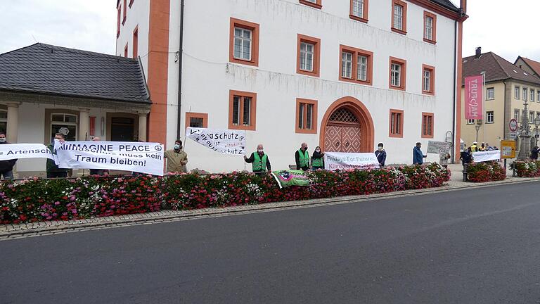 Mit einer Menschenkette in der Innenstadt machte die 'for future' Bewegung in Haßfurt erneut aufmerksam auf die Klimakrise.