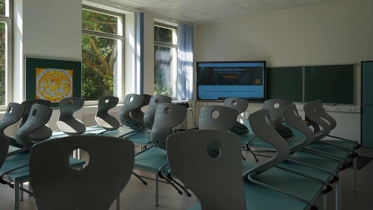 Eines der neuen Klassenzimmer der Montessori Fachoberschule Würzburg auf dem Gelände des Klosters Oberzell.