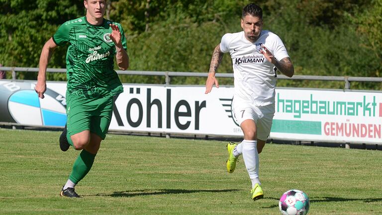 Steffen Bachmann (rechts) vom TSV Karlburg läuft Jonas Bayerlein von der SpVgg Ansbach davon. Gegen Ansbach haben die Karlburger am vergangenen Wochenende ihre erste Saison-Niederlage kassiert. In Gebenbach soll's trotz der langen Anfahrt besser laufen.