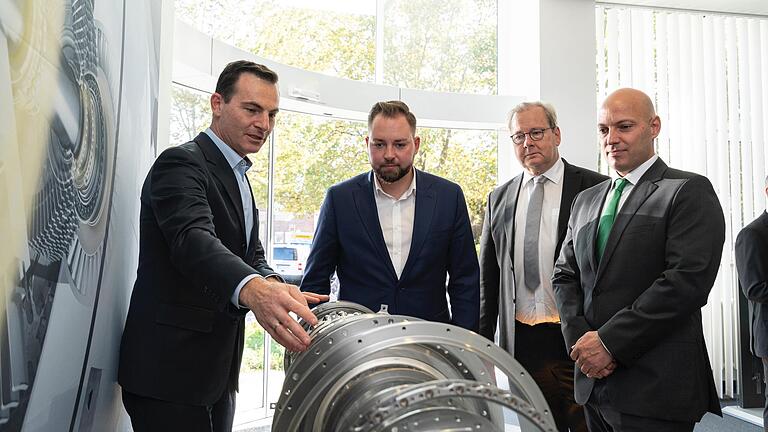 Der Bundestagsabgeordnete Markus Hümpfer hat zusammen mit dem Hauptgeschäftsführer des Bundesverbandes der Deutschen Luft und Raumfahrtindustrie, Volker Thum, Schaeffler Aerospace besucht. Von links: Aerospace-Geschäftsführer Armin Necker, Hümpfer, Thum und Sascha Jochen Zaps, Europachef bei Schaeffler Technologies.