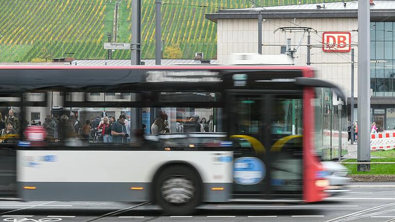 Ein Bus am Bahnhof in Würzburg. Dass mehr Menschen mit dem ÖPNV nach Würzburg kommen ist ein gemeinsames Ziel von Stadt und Landkreis Würzburg..