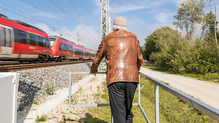 Über dieses Grundstück von Michael Dorsch im Landkreis Bamberg fahren Züge. Doch der Boden unter den Gleisen gehört immer noch dem Unterfranken und weiteren Erben.