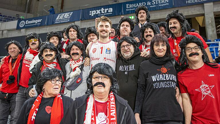 Einige der insgesamt 40 Doppelgängerinnen und Doppelgänger mit dem Original Zac Seljaas in der Mitte beim Auswärtsspiel der Würzburg Baskets in Heidelberg am vergangenen Samstag.