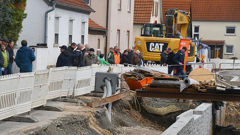 Alexander Barthelmes, VG-Tiefbauamt Sachgebietsleiter, informierte im Rahmen einer Baustellenbesichtigung über den aktuellen Stand und beantwortete Fragen zu der Baumaßnahme. Alexander Barthelmes, VG-Tiefbauamt Sachgebietsleiter, informierte im Rahmen einer Baustellenbesichtigung über den aktuellen Stand und beantwortete Fragen zu der Baumaßnahme.