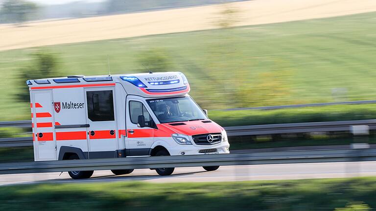 Ein Rettungswagen fährt über eine Landstraße.jpeg       -  Rettungswagen werden auf dem Land bald längere Strecken bis zu einer Klinik fahren müssen.