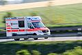 Ein Rettungswagen fährt über eine Landstraße.jpeg       -  Rettungswagen werden auf dem Land bald längere Strecken bis zu einer Klinik fahren müssen.