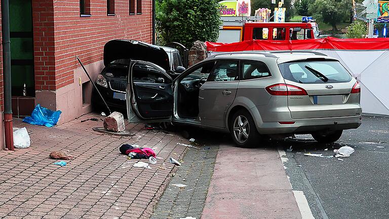 Wagen fährt in Personengruppe in Großwallstadt       -  Auf einem Volksfest in Unterfranken ist ein Autofahrer in eine Menschengruppe gefahren. Die Polizei geht von einem Unfall aus. (Archivbild)