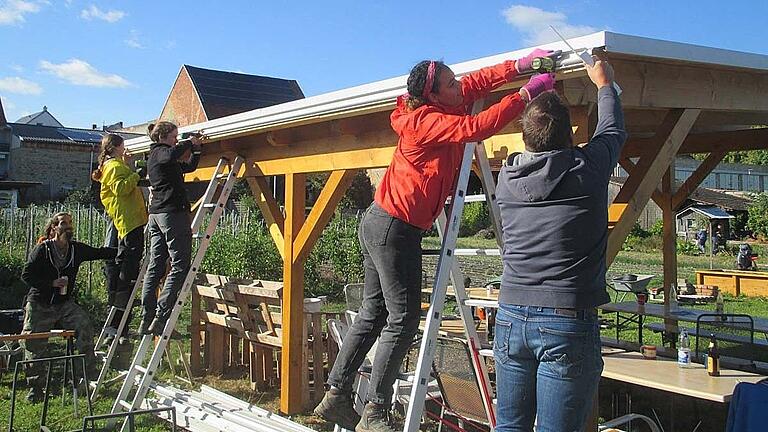 Eine Pergola als Überdachung für ein offenes 'Klassenzimmer' für Umweltbildung in Bergrheinfeld wurde der SoLaWi aus dem Regionalbudget der ILE Oberes Werntal gefördert.