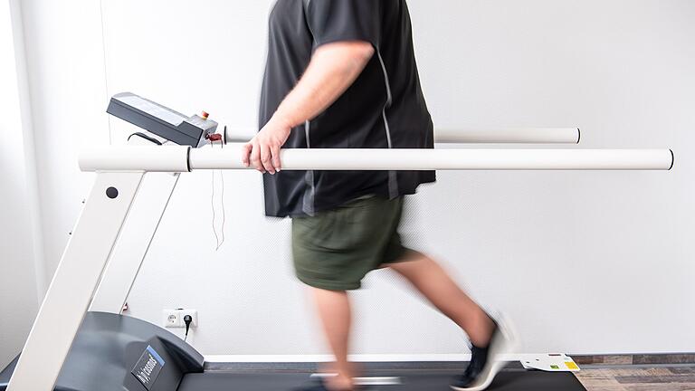 Ein Mann trainiert auf einem Laufband       -  Muskelschwund durch zu schnelles Abnehmen? Davor warnt jetzt die Deutsche Gesellschaft für Ernährungsmedizin.