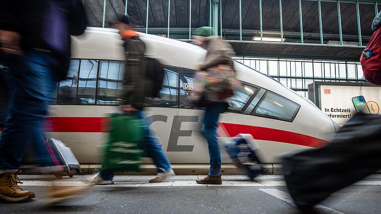 Deutsche Bahn - Über Ostern reisen so viele Fahrgäste wie noch nie im Fernverkehr der Deutschen Bahn. (Archivbild) Deutsche Bahn - Über Ostern reisen so viele Fahrgäste wie noch nie im Fernverkehr der Deutschen Bahn. (Archivbild)