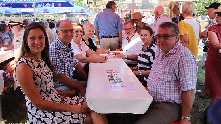 Am Tisch des Bezirkstagspräsidenten und stellv. Zweckverbandsvorsitzenden Erwin Dotzel (3. von rechts) ging es am Sonntag zum Frühschoppen mit Fredi Breunig fröhlich zu. Am Tisch des Bezirkstagspräsidenten und stellv. Zweckverbandsvorsitzenden Erwin Dotzel (3. von rechts) ging es am Sonntag zum Frühschoppen mit Fredi Breunig fröhlich zu.