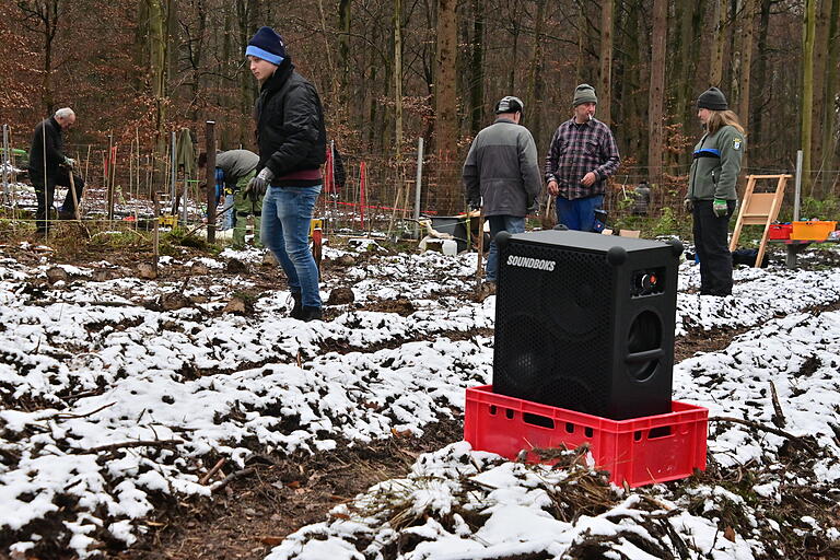 Mit Musik arbeitet es sich leichter, dachten sich einige Teilnehmer der Pflanzaktion und hatten extra eine große Box zur Beschallung aufgestellt. Rechts im Bild Revierleiterin Elke Rützel. Mit Musik arbeitet es sich leichter, dachten sich einige Teilnehmer der Pflanzaktion und hatten extra eine große Box zur Beschallung aufgestellt. Rechts im Bild Revierleiterin Elke Rützel.