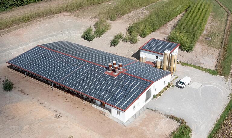 Das Dach des Hühnerstalls liefert durch Photovoltaik-Anlagen Strom für die Biogas-Anlage. Die Biogas-Energie wärmt wiederum den Stallboden. Insgesamt versorgt sich der Betrieb also schon sehr autark. Das Dach des Hühnerstalls liefert durch Photovoltaik-Anlagen Strom für die Biogas-Anlage. Die Biogas-Energie wärmt wiederum den Stallboden. Insgesamt versorgt sich der Betrieb also schon sehr autark. 