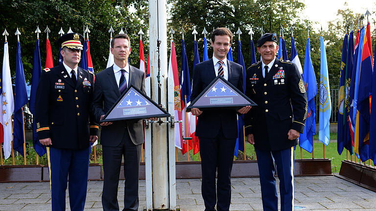 Abschied der US Army       -  Mit einer ebenso herzlichen, humorvollen wie knappen Zeremonie im Andrus Garden vor dem ehemaligen Hauptquartier in den Ledward Barracks – da, wo jedes Jahr der Christbaum leuchtete – hat die US Army am Freitag zum letzten Mal die Flaggen eingeholt. Damit sind alle Army-Standorte in Ober- und Unterfranken endgültig geschlossen.