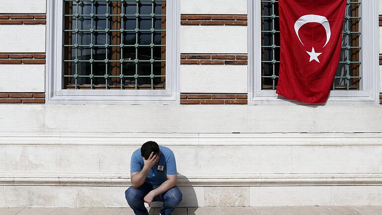 At least 41 in Istanbul's Ataturk international airport attack       -  epa05397829 Relatives of Umut Sakaroglu, a custom officer at Ataturk Airport who was killed in the attacks on 28 June, mourn during a funeral in Istanbul, Turkey, 29 June 2016. At least 41 people were killed and more than 239 others were wounded in three separate gun and bomb attack outside and inside the terminal of Istanbul's Ataturk international airport on 28 June, media reported quoting officials. The attacks have been linked to either the Islamic State (IS) militant group or Kurdish separatists, media added. EPA/SEDAT SUNA +++(c) dpa - Bildfunk+++ |