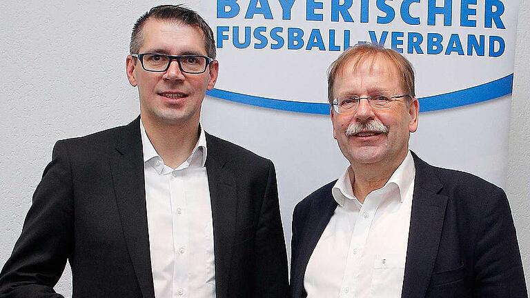 BFV-Verbandsehrennadel in Silber für Jürgen Pfau       -  Der Bayerische Fußball-Verband (BFV) hat dem Frankenwinheimer Jürgen Pfau (links) für seine Verdienste im Amateurfußball die Verbandsehrennadel in Silber verliehen. Die Auszeichnung übergab Präsident Rainer Koch (rechts) während der Jahresabschlusstagung. Pfau war im Alter von 28 Jahren zunächst Junioren-Gruppenspielleiter im Kreis Schweinfurt, dann Kreis-Jugendleiter und ab 2009 Kreisspielleiter. 2013 wurde der heute 43 Jahre alte Polizeibeamte zum Nachfolger von Rolf Eppelein als Bezirksvorsitzender Unterfrankens gewählt und im Jahr darauf Vizepräsident des BFV. Beide Ämter hat er bis dato inne.