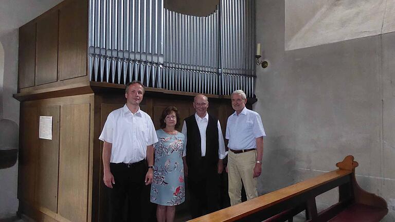 Regionalkantor Christian Stegmann (links) gab ein Konzert in der Klosterkirche. Stadträtin Ingrid Stryjski, Pfarrer Herbert Neeser und Toni Gernert bedankten sich dafür (von links).