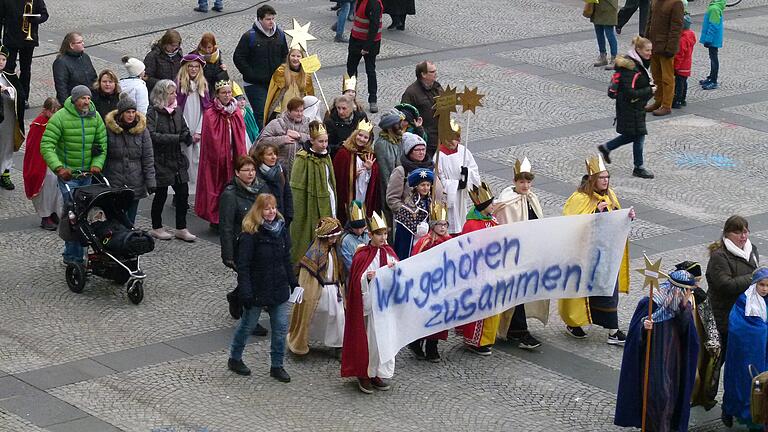 Sternsinger zeigen gerade in der Corona-Pandemie, dass sie für Kinder in Not da sind. „Wir halten zusammen“ – dieses Banner von 2018 passt auch 2020/21 nach Bamberg.