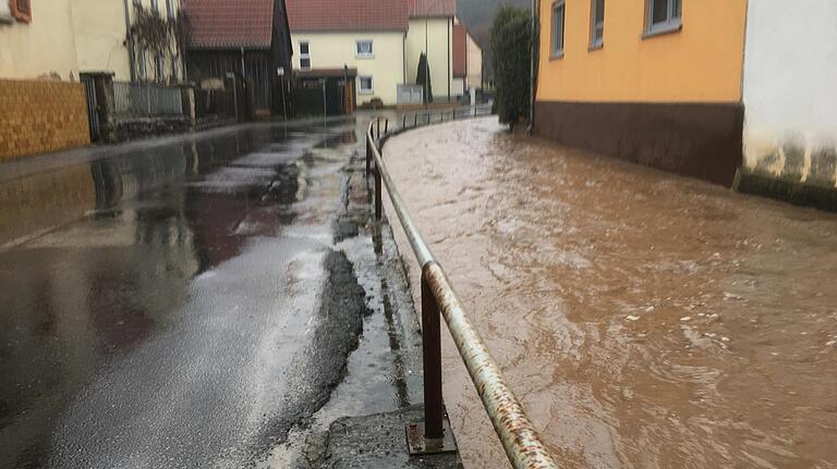 Der Reichenbach in Burglauer floss noch in seinem Bett, der Pegel war aber schon bedenklich hoch.