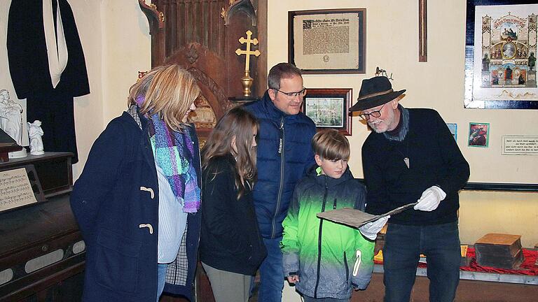 Bei der Museumsnacht im Schrimpfschen Schloss in Poppenlauer führte Museumsleiter Klaus Bub (rechts) viele Gäste durch die Räume. Hier liest er gerade aus einer alten Dorfordnung vor.       -  Bei der Museumsnacht im Schrimpfschen Schloss in Poppenlauer führte Museumsleiter Klaus Bub (rechts) viele Gäste durch die Räume. Hier liest er gerade aus einer alten Dorfordnung vor.