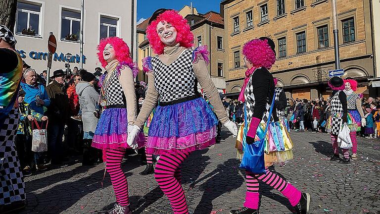 Die Sängerelf Heidenfeld inszenierte ihren närrischen Zirkus beim Schweinfurter Faschingszug.