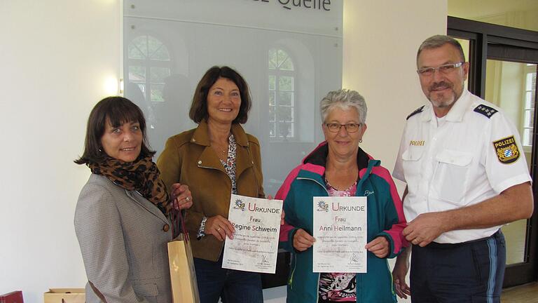 Bettina Lange von der Staatlichen Kurverwaltung (links) und Polizeichef Herbert Markert luden Regine Schweim und Anni Heilmann (von links) in den Elisabethenhof ein, um sich für ihr umsichtiges Handeln zu bedanken, das zur Festnahme eines vermeintlichen Exhibitionisten führte. Bettina Lange von der Staatlichen Kurverwaltung (links) und Polizeichef Herbert Markert luden Regine Schweim und Anni Heilmann (von links) in den Elisabethenhof ein, um sich für ihr umsichtiges Handeln zu bedanken, das zur Festnahme eines vermeintlichen Exhibitionisten führte.