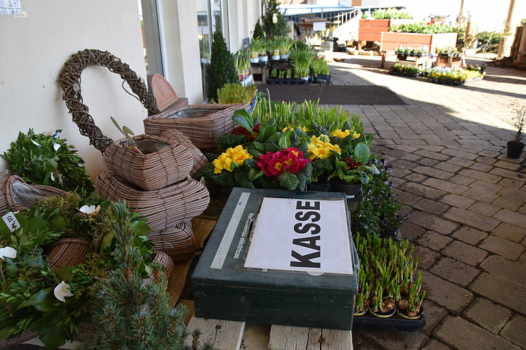 Bis 1. April gab es vor einigen Gärtnereien und Blumengeschäften, wie hier bei Blumen-Spath in Oberwerrn, noch Selbstbedienungsbereiche mit Vertrauenskassen. Sie sind mittlerweile auch untersagt worden. Bis 1. April gab es vor einigen Gärtnereien und Blumengeschäften, wie hier bei Blumen-Spath in Oberwerrn, noch Selbstbedienungsbereiche mit Vertrauenskassen. Sie sind mittlerweile auch untersagt worden.