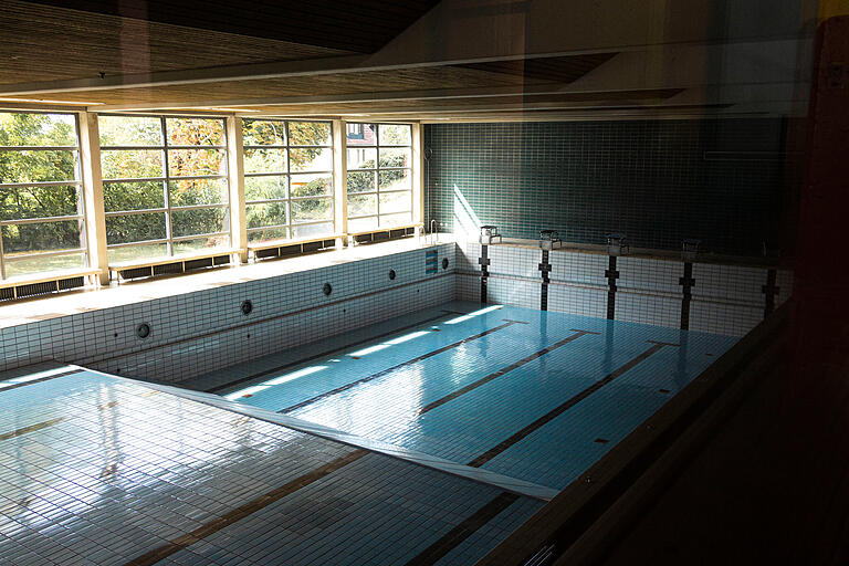 Düstere Stimmung kurz nach der endgültigen Schließung: Das Bild zeigt das Zeiler Schwimmbad im September 2019, das Wasser war bereits abgelassen.