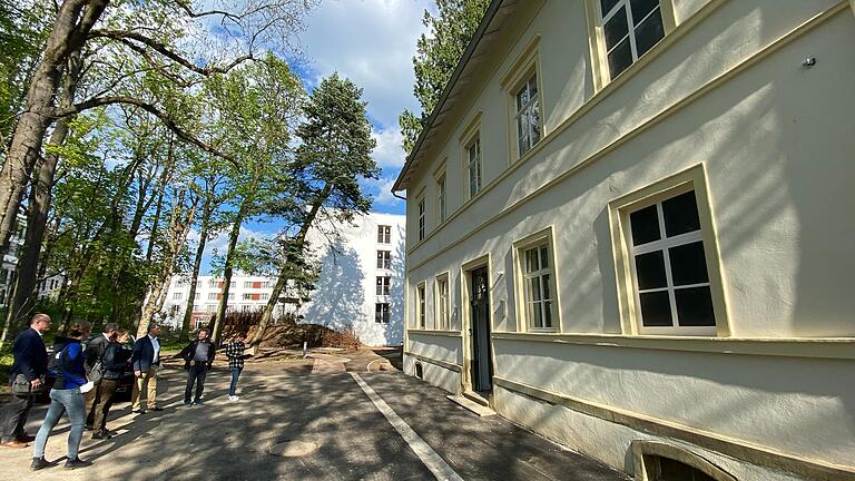 Mit frisch sanierter Fassade: Das Gebäude in der Söldnerstraße in Schweinfurt, im Hintergrund das neue Domizil-Pflegeheim in der Hennebergstraße.