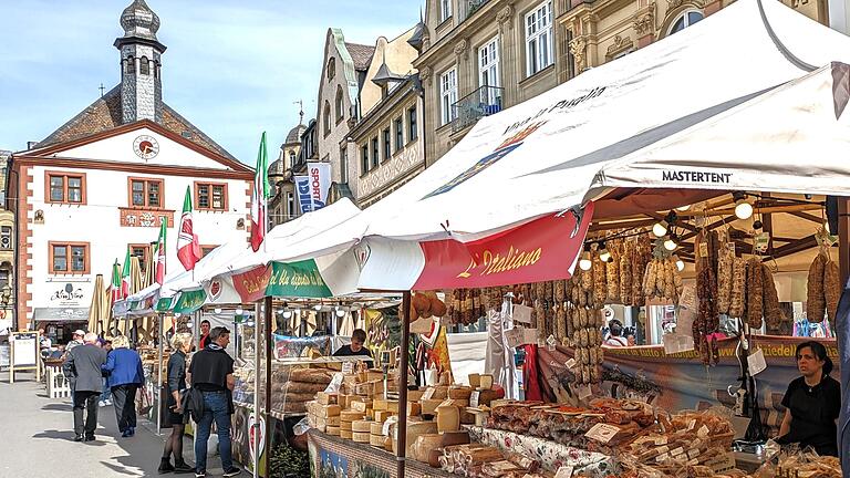 Ein Stand auf dem Frühlingsmarkt in Bad Kissingen       -  Ein Stand auf dem Frühlingsmarkt in Bad Kissingen