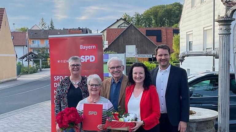 Von links: Heike Joos (Mitgl. SPD-Kreisvorstand), Jubilarin Judith Heppt, Rainer Patzke sowie die Vorsitzenden des  SPD Dachverband Dittelbrunn Marie Arnold und Holger Schmitt