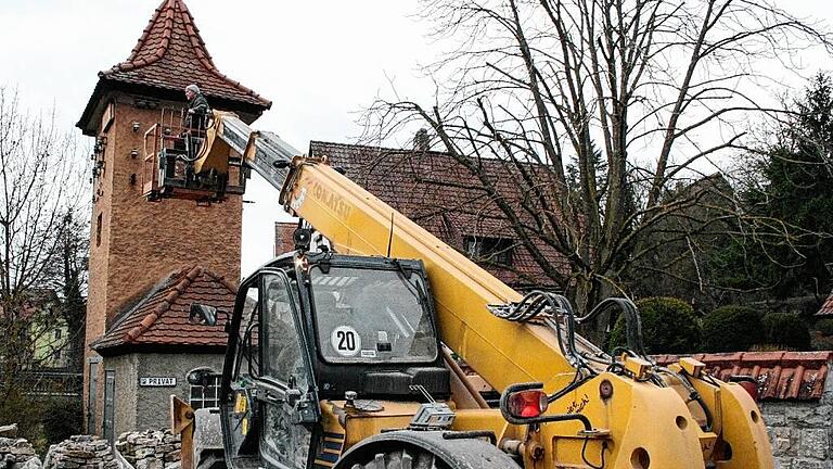 Neue Nistplätze für Fledermäuse       -  (ode)   Das ehemalige Transformatorenhaus in Dettelbach, Schweinfurter Straße, bietet nun noch mehr Tieren Unterschlupf und Brutplätze. Schon 2012 bauten Helfer der Umwelt- und Naturschutzgruppe Dettelbach im Landesbund für Vogelschutz (LBV) Nistkästen für Mauersegler, Dohlen und Schleiereule ein. Nun kamen Nistangebote für Mehlschwalben und Fledermäuse dazu. Bei der Montage halfen sowohl die Feuerwehr Dettelbach mit ihrer Drehleiter als auch das Bauunternehmen Plannasch, das einen Teleskopstapler zur Verfügung stellte. Die Helfer montierten außerdem schräg in den Fensternischen von der Firma Haustechnik Krißmer gebogene Bleche, die den Tauben das Sitzen und Brüten erleichtern sollen. So können Mauersegler und Dohlen ungehindert ihre Einflugöffnungen ansteuern und der Dreck am und vor dem Gebäude wird weniger.